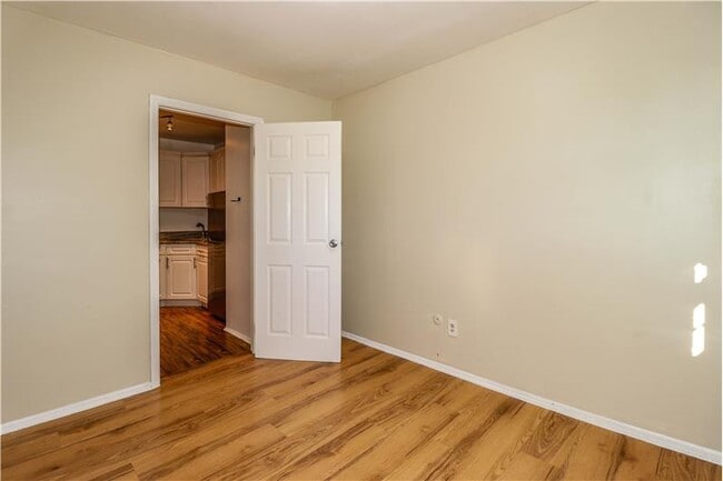 Photo - 18 College Dr