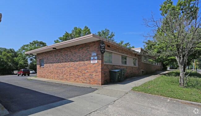 Photo - Hampton Court Apartments