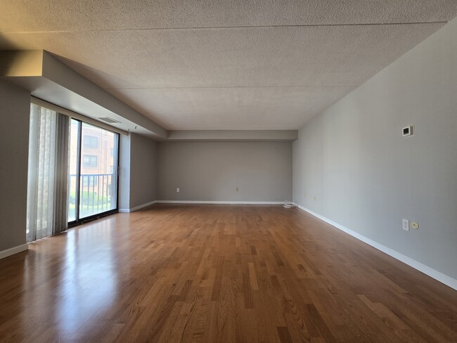 Building Photo - 1243 Beacon St Unit D2 Rental