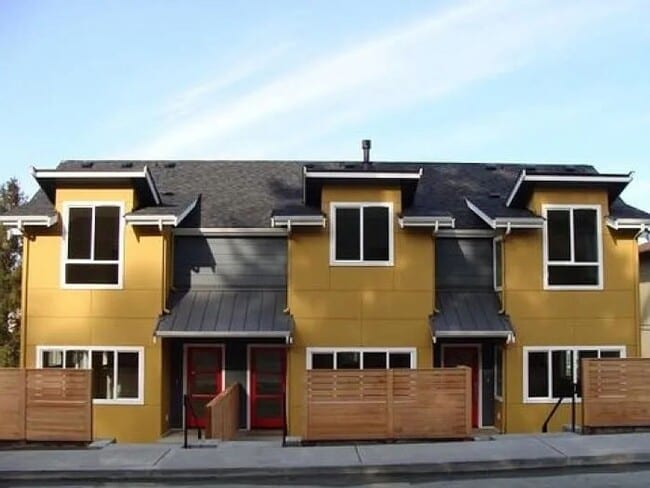 Building Photo - Two Bedroom, One and a Half Bath Townhome - Right Next to Fairmount Park