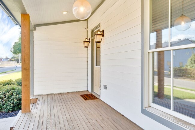 Photo - 6 Bedroom house in St Elmo!