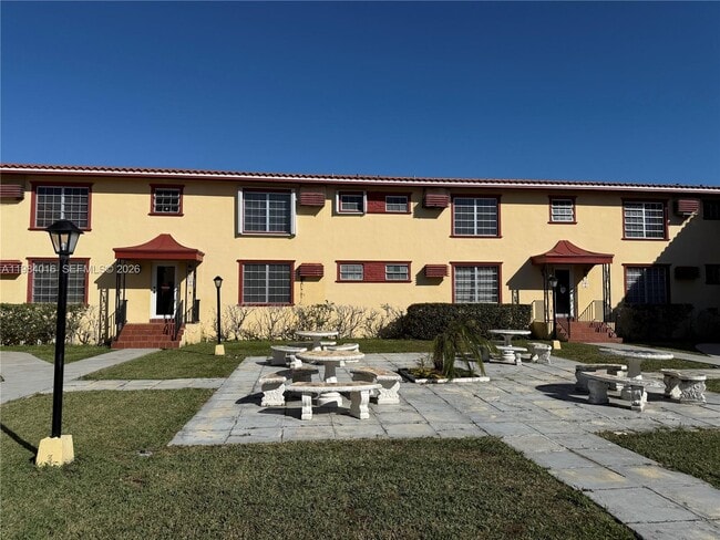 Building Photo - 617 SW 11th St Unit 14E