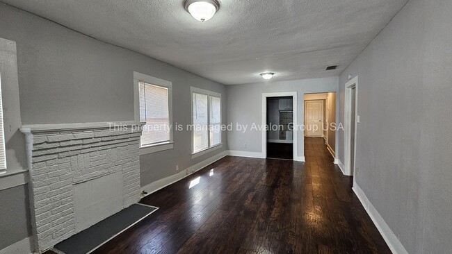 Photo - 2562 Lewis St