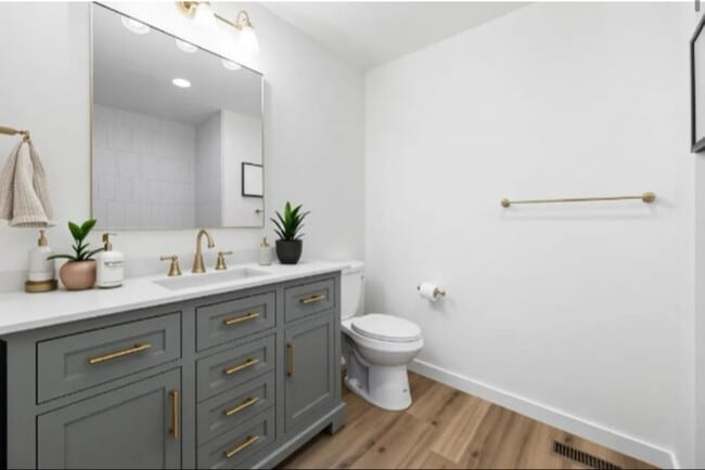 Photo - 322 E 15th St