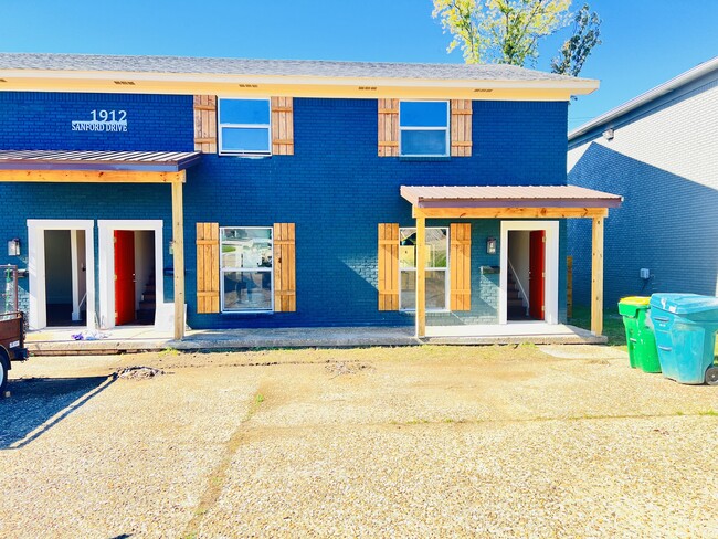 Building Photo - 1912 Sanford Dr Unit Two Rental