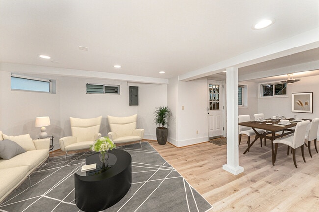 Photo - 5523 Woodlawn Ave N