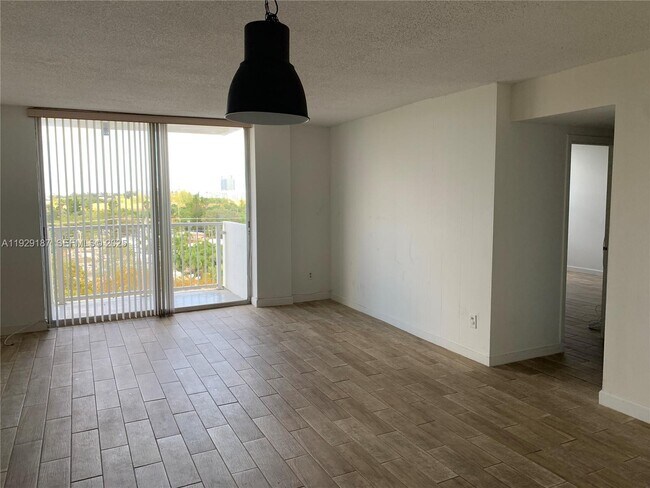 Photo - 2000 NE 135th St Unidad 710