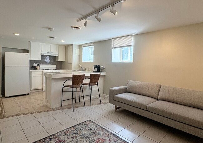 Building Photo - 125 S Leavitt St Unit B