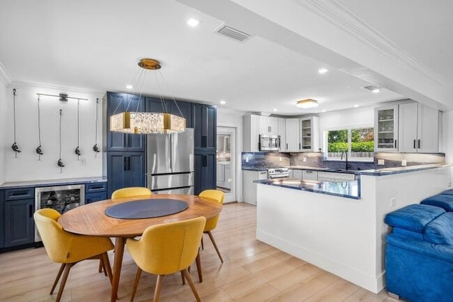 Photo - 2866 SW 8th St