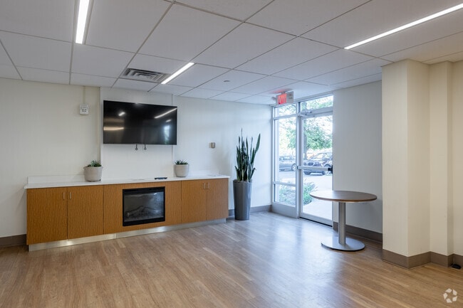 Senior Tower: Sala comunitaria - Grace West Manor