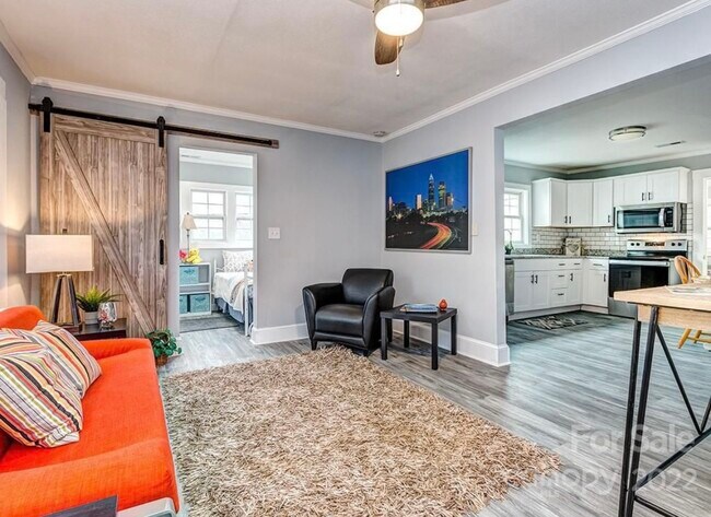 Photo - 129 Hansard Dr