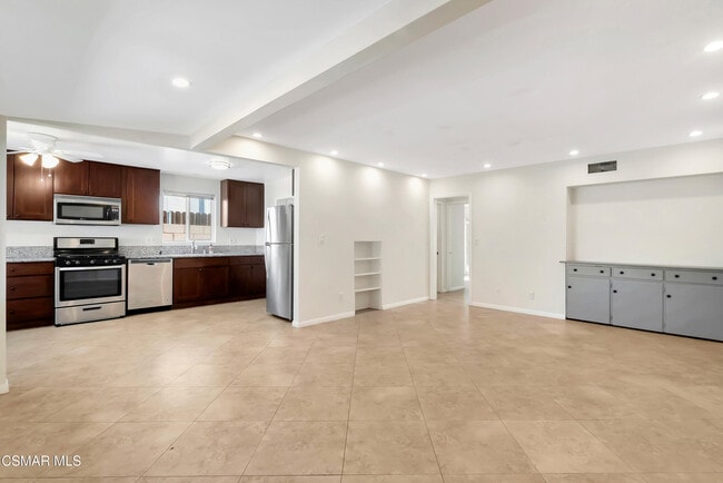 Photo - 7322 Lindley Ave