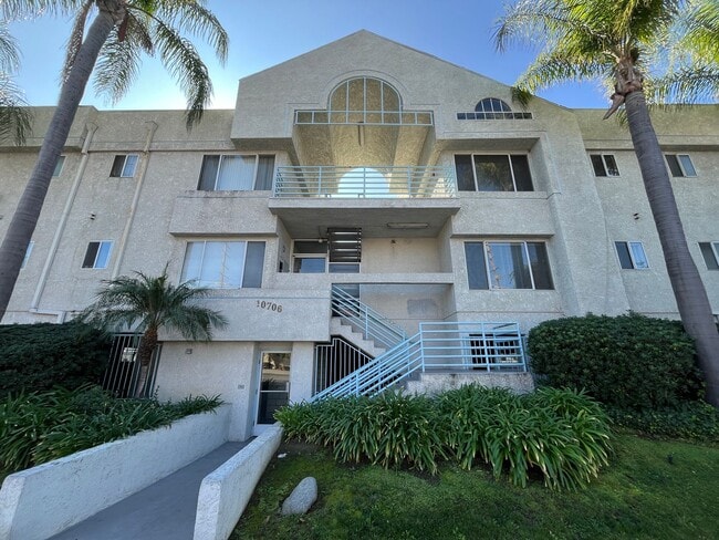 Building Photo - Upgraded 2+2 w/in-unit laundry + water + t...