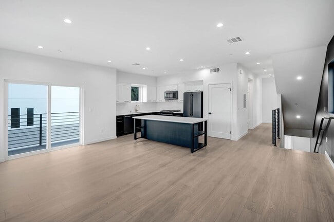 Photo - 5 Bedroom / 4 bathroom Fully Detached Townhouse in Echo Park with Private Garage