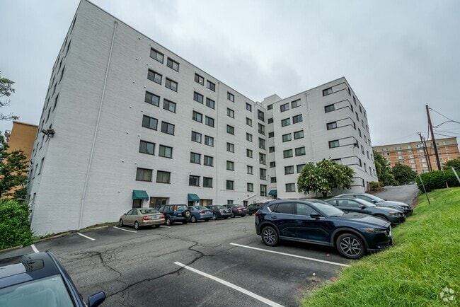 Building Photo - Rare Large Efficiency (552 Sq Ft) Close To... Rental