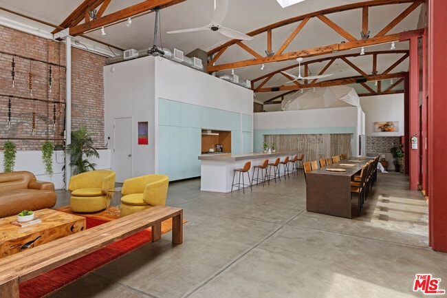 Building Photo - 718 N Figueroa St Rental