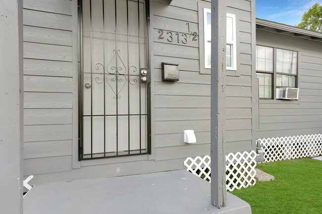 Building Photo - 2311 N Louis St Unit 2313 .5