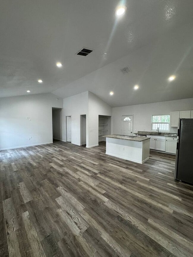 Photo - Spacious 3-Bedroom Home with a Charming Backyard in Lakeland, FL!