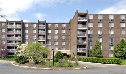 Building Photo - 225 S Rohlwing Rd Unit 514