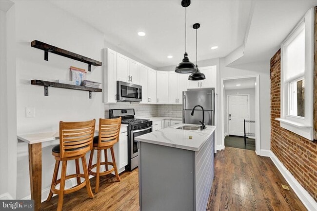 Building Photo - 2 W Barney St Rental