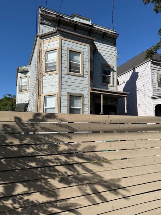 Building Photo - 1668-1670 12th Unit 1670
