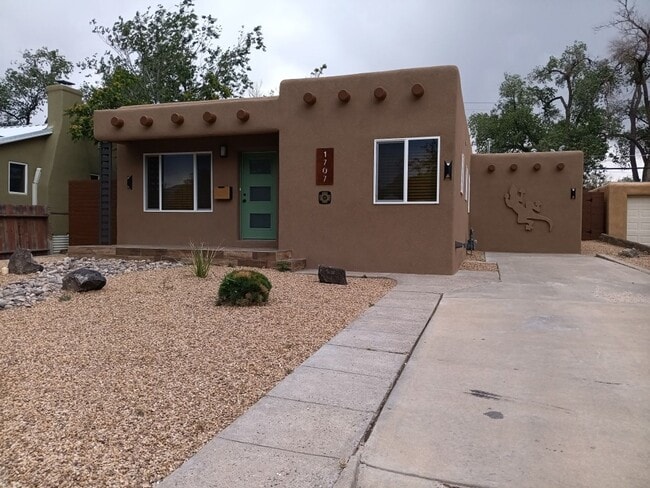 Building Photo - 3 Bedroom, 2 Bathroom Home! Schedule a Showing!