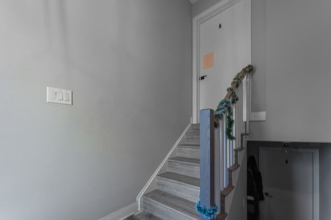 Photo - 3 Bedroom Main Floor Unit– All Utilities & Parking Included – $2,399/month Unité Main Floor