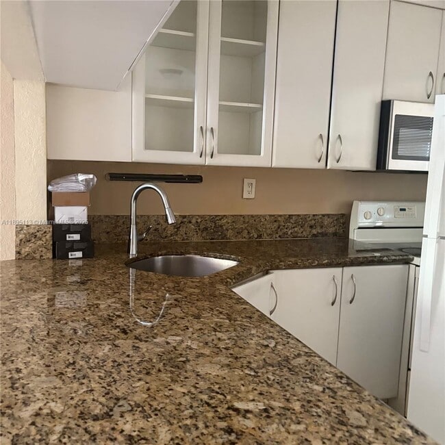 Building Photo - 17255 SW 95th Ave Unit 213