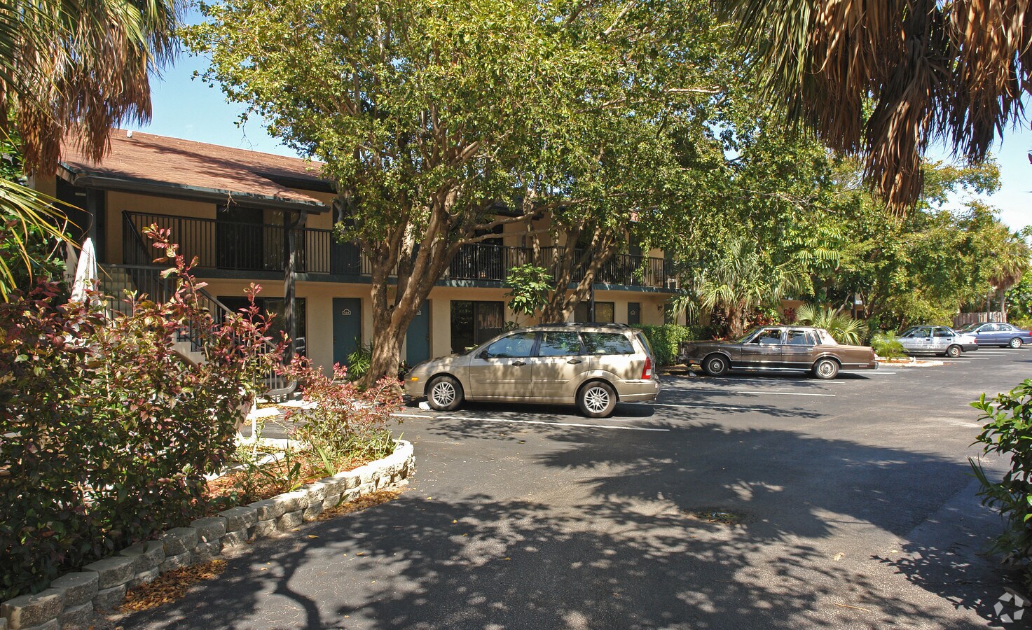 Triple Three Apartments - Triple Three Apartments