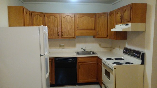 Pine Crest Apartments - Pine Crest Apartments