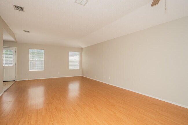 Photo - 537 Bailey St