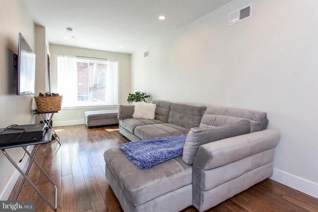 Photo - 2009 Oakford St Unit 1