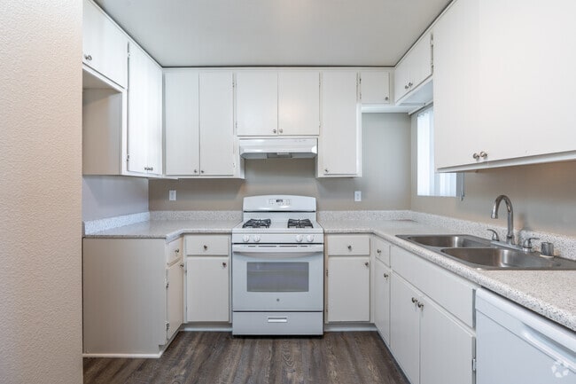 1BR, 1BA - 600SF - Kitchen