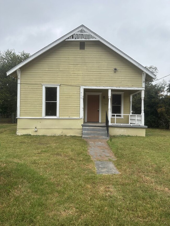 Building Photo - SECTION 8