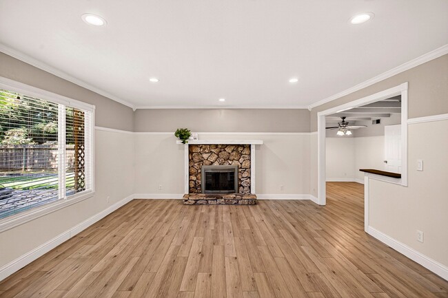 6 Mayfair Dr