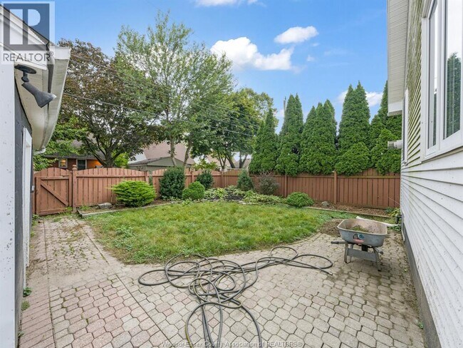 Photo - 2584 Chilver Rd