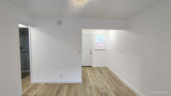 Building Photo - 1565 S Hobart Blvd Unit 1565 ¼ Rental