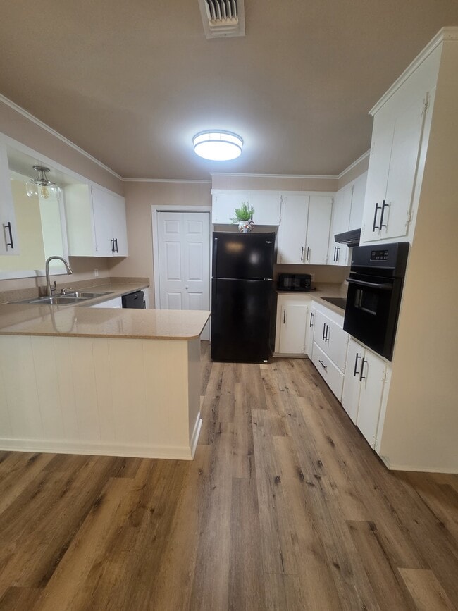3501 Robinhood Ln
