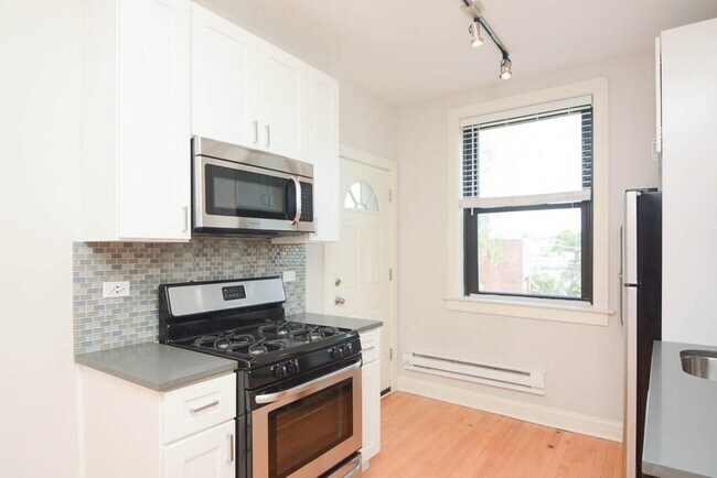 Photo - 2303 N Rockwell St Unit B3