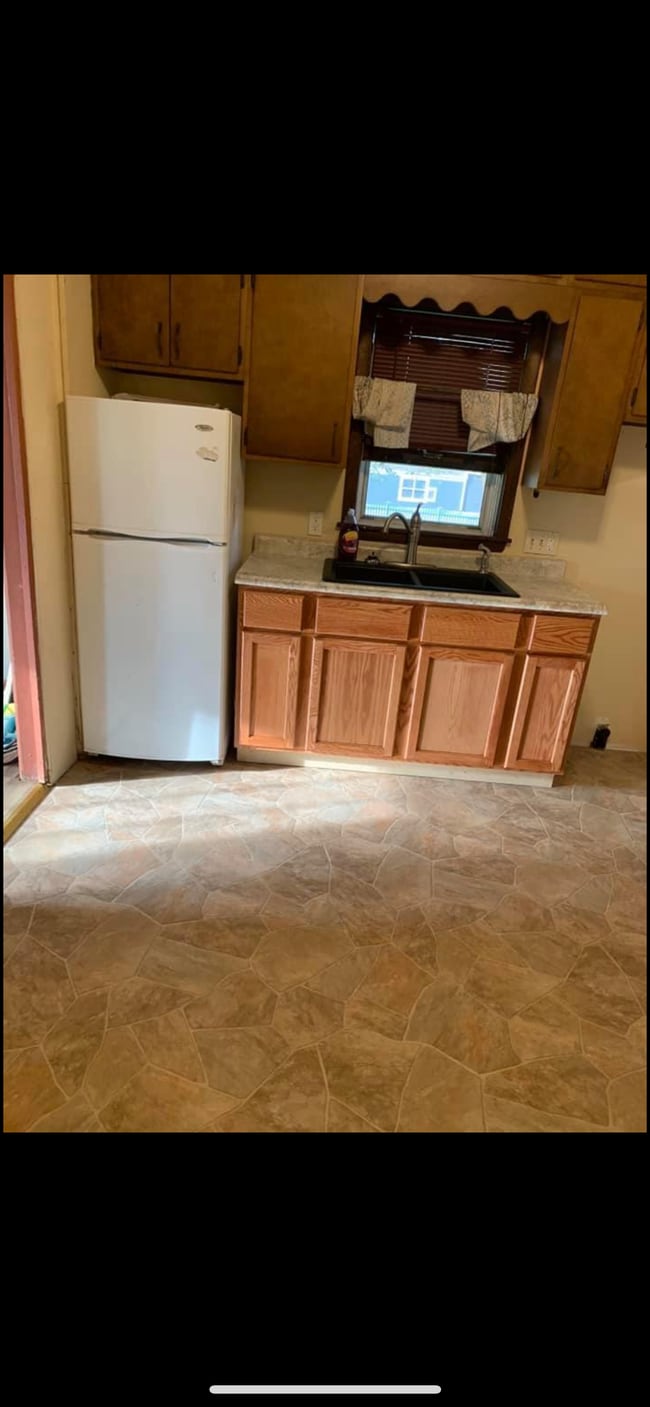 Photo - 208 Maple St