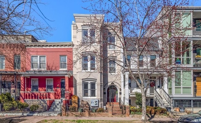 Building Photo - 504 L St NE Unit A