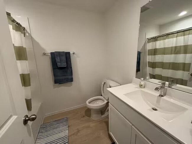 Building Photo - 4915 Oakwood Dr