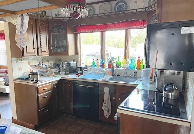 Photo - 518 Davisville Rd