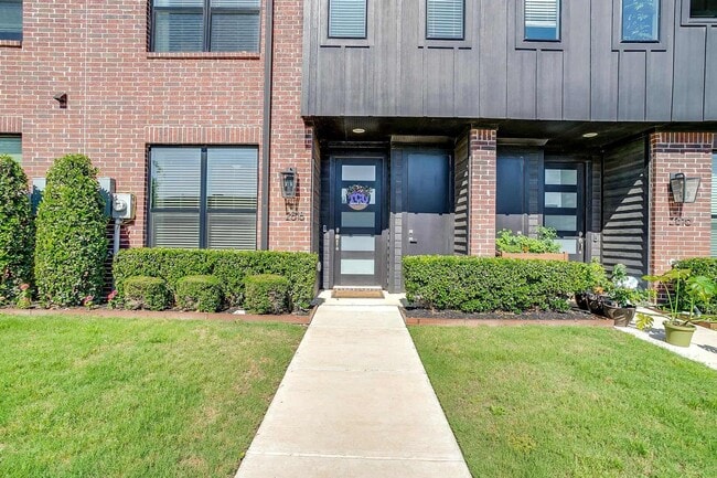 2818 Addison Park Ln