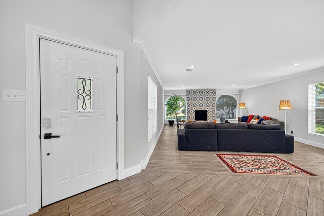 Photo - 818 Silvergate Dr