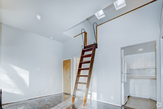 Building Photo - Lovely Lofted H Street Condo + Parking!