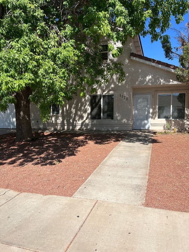 Building Photo - Nice 3 Bedroom, 2.5 bathroom townhome in S...
