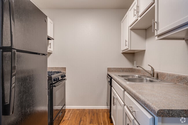 1BR, 1BA - 620SF