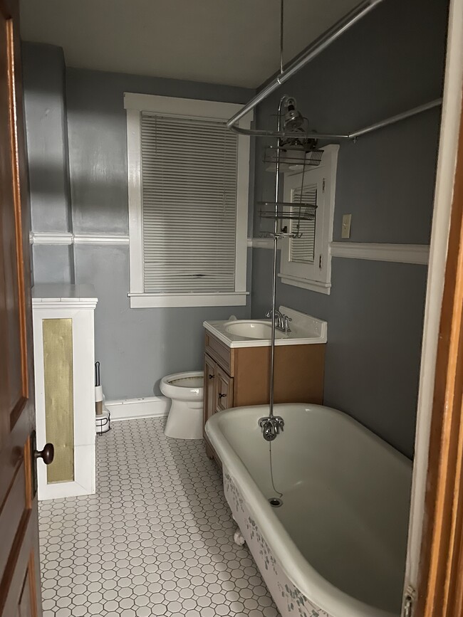 Hall Bath - 1530 Delaware Ave