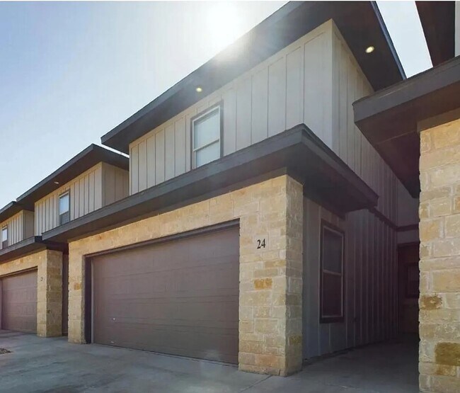 Building Photo - West End 3 Bedroom 3.5 Bath Home